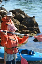 Mum gives kayak instruction (Takaka 2013)