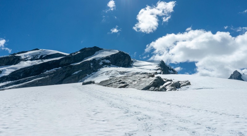 Walking towards the Quarter Deck, French Ridge (Adventures with Craichel Jan 2022)