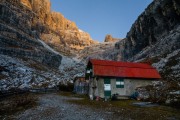 Leonie attending the fire (Brenta Dolomites 2016)