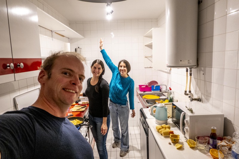 Anaïs, Ariadna, and Cris in the kitchen (Xmas Holidays Dec 2022)