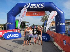 Cris with his lovely support crew at the finish line (Voralpenmarathon, Kempten, Germany) resize