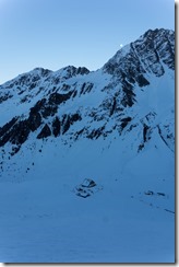 Hut and snow (Ski touring Potsdamer Hütte)