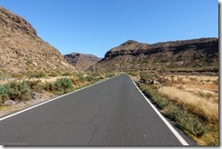 Hot road leading into the hills (Gran Canaria 2017)