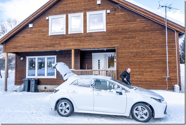 Johannes in front of our Air BnB getting the car ready (Ski touring Lyngen 2023)