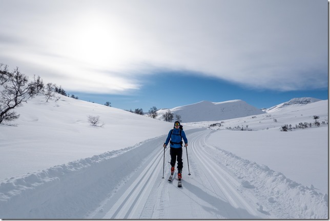 The blue sky slowly goes (Ski touring Storbekkhøa March 2023)