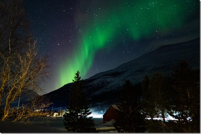 Northern lights in the evening (Day 5, Ski Touring Lyngen 2023)